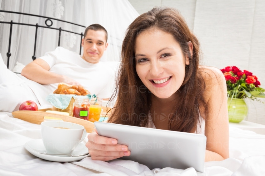 Pärchen Frühstückt im Bett und surft im Internet 20121130