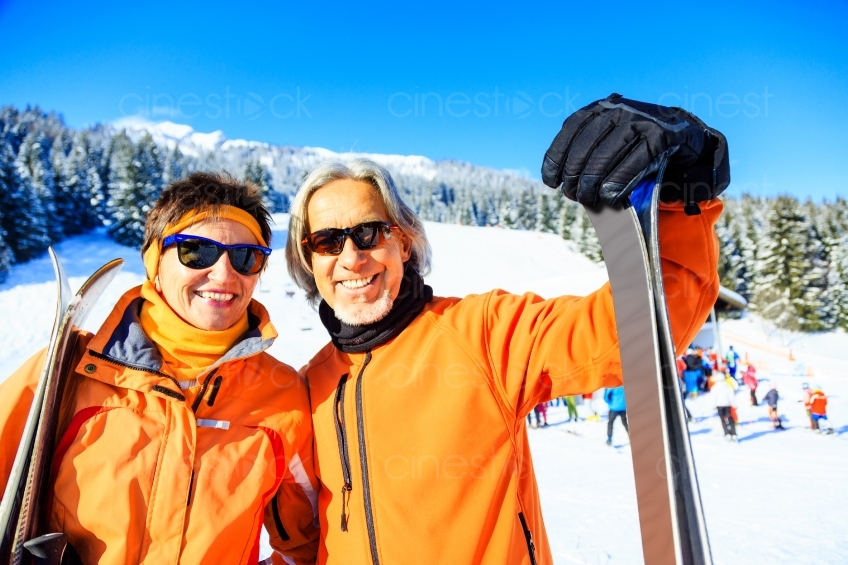 Pärchen mit Skiern 20130217