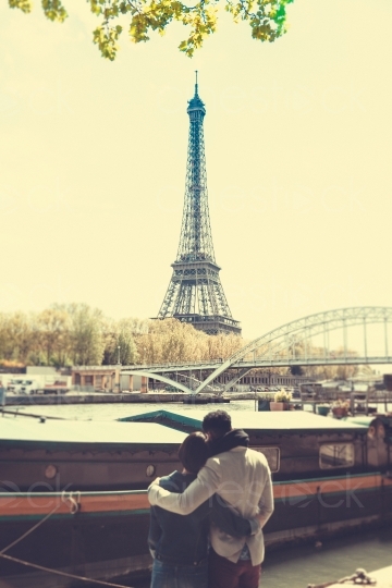 Pärchen vor dem Eiffelturm in Paris 20160426