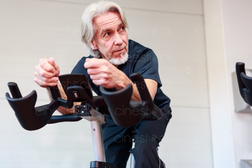 Profil von älterem Mann beim Indoorcycling 20160212-0365 