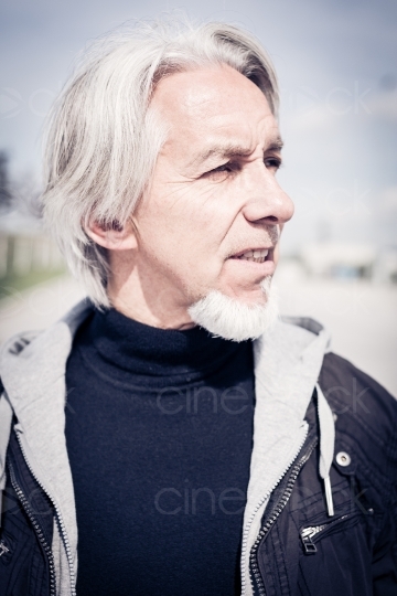 Profil von älterem Mann in Rollkragen 20150429-0089