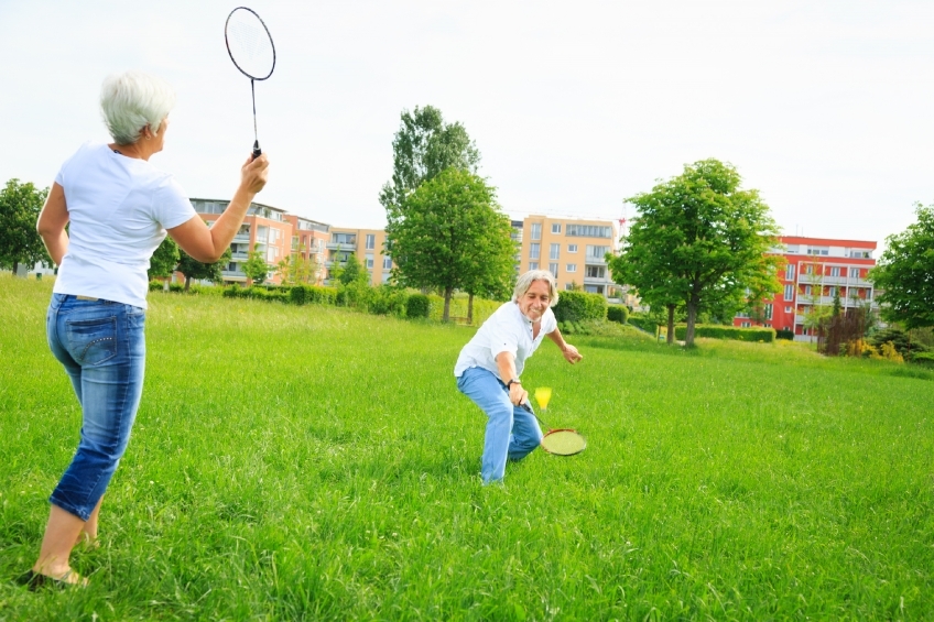 Rentner haben Spaß beim Federball auf Wiese 20120525_0095