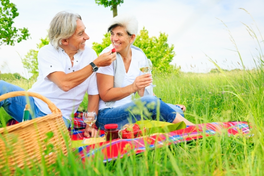 Rentner lachen beim Picknick 20120525_0221 