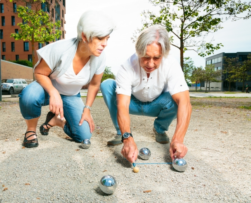 Rentner messen Abstand beim Boule 20120525_0035