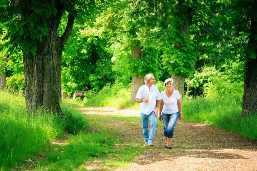 Rentner spazieren zwischen Bäumen 20120525_0548 