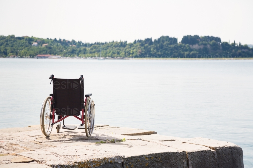 Rollstuhl am Ufer 20140709-4960
