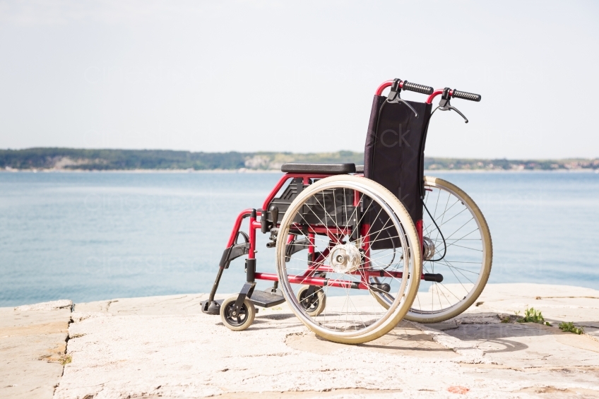 Rollstuhl am Ufer 20140709-4961