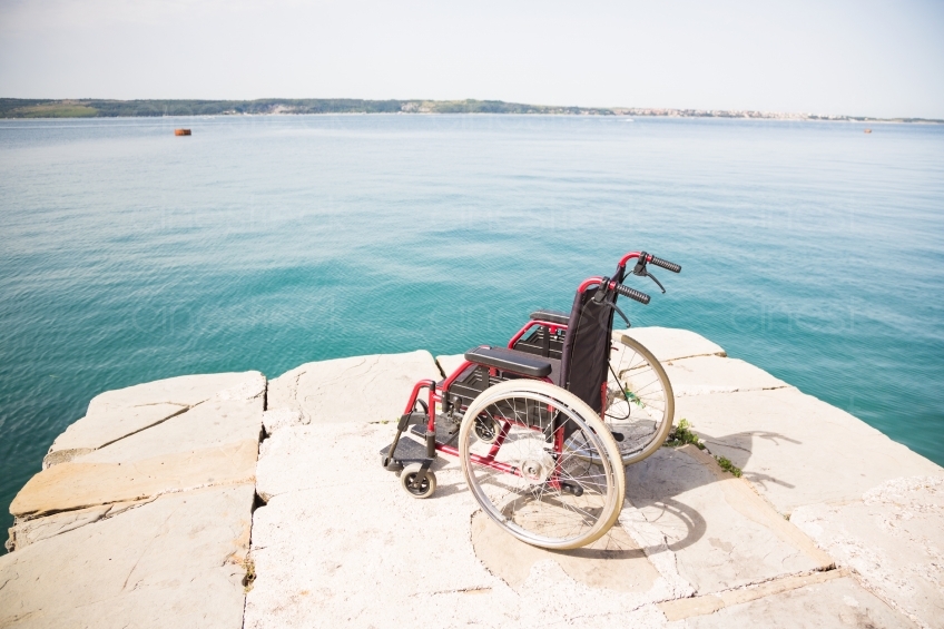 Rollstuhl am Ufer 20140709-4963