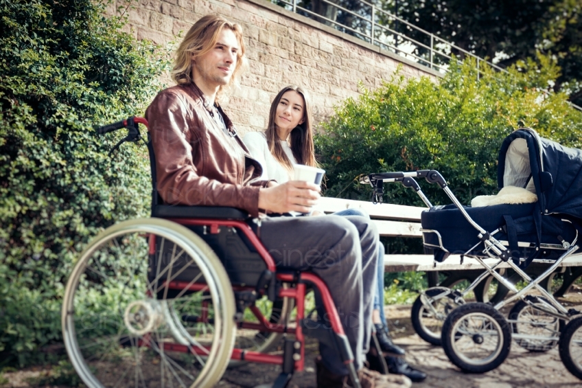 Rollstuhlfahrer hält Kaffee und Frau mit Kinderwagen 20160810-0144 