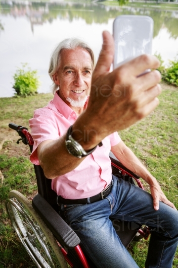 Rollstuhlfahrer macht Selfie an See 20160725-0189