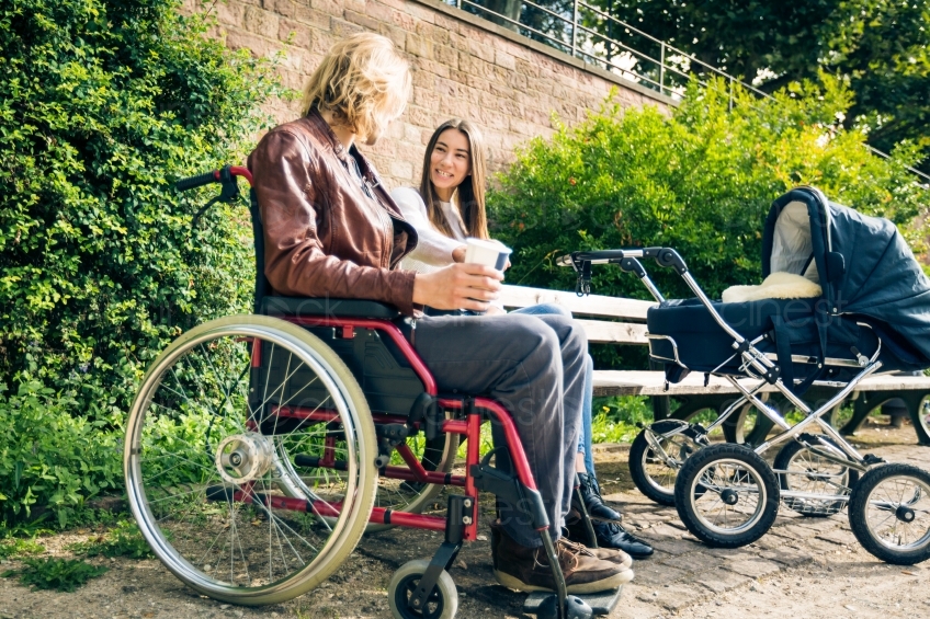 Rollstuhlfahrer mit Kaffee und Frau mit Kinderwagen 20160810-0147