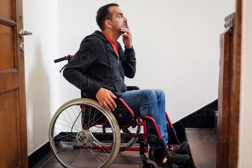 Rollstuhlfahrer überlegt an Treppe 20150510-0525