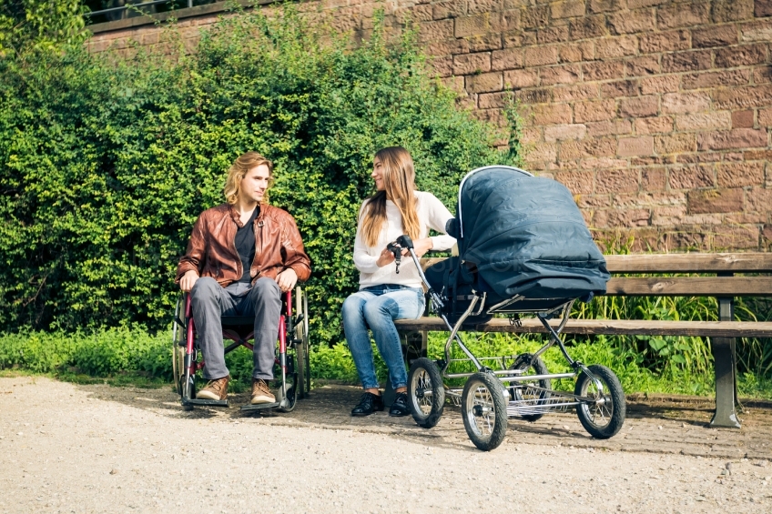 Rollstuhlfahrer und Mutter mit Kinderwagen 20160810-0133 