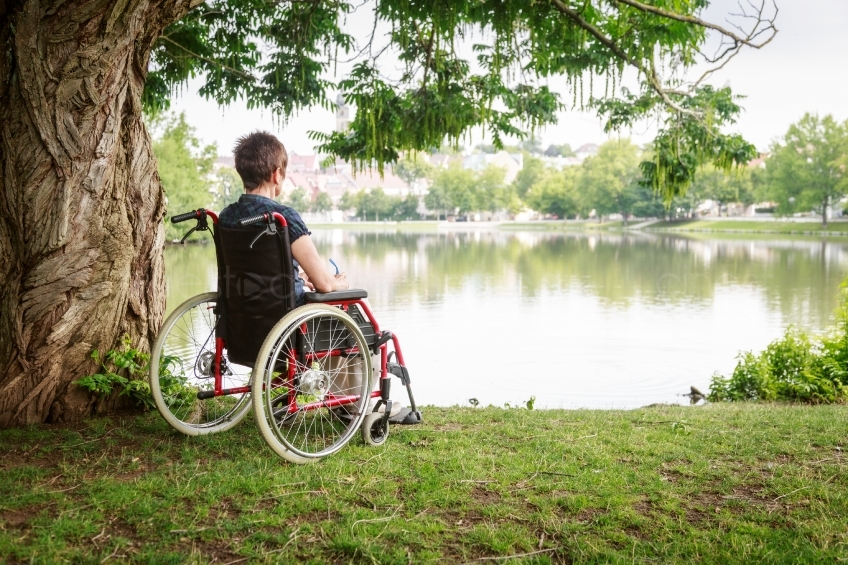 Rollstuhlfahrerin genießt ausblick auf See 20160725-0065