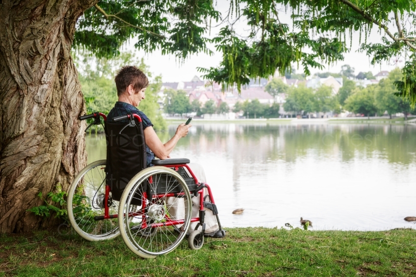 Rollstuhlfahrerin macht Foto von Enten an See 20160725-0114 