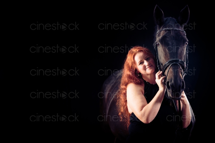 Rothaarige Frau neben Pferd 20150913-0381