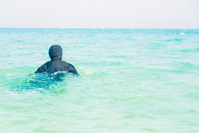 Rückenansicht von Frau im Burkini im Wasser 20140313-3551 