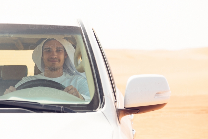 Scheich in Wüste in Auto 20140313-2017