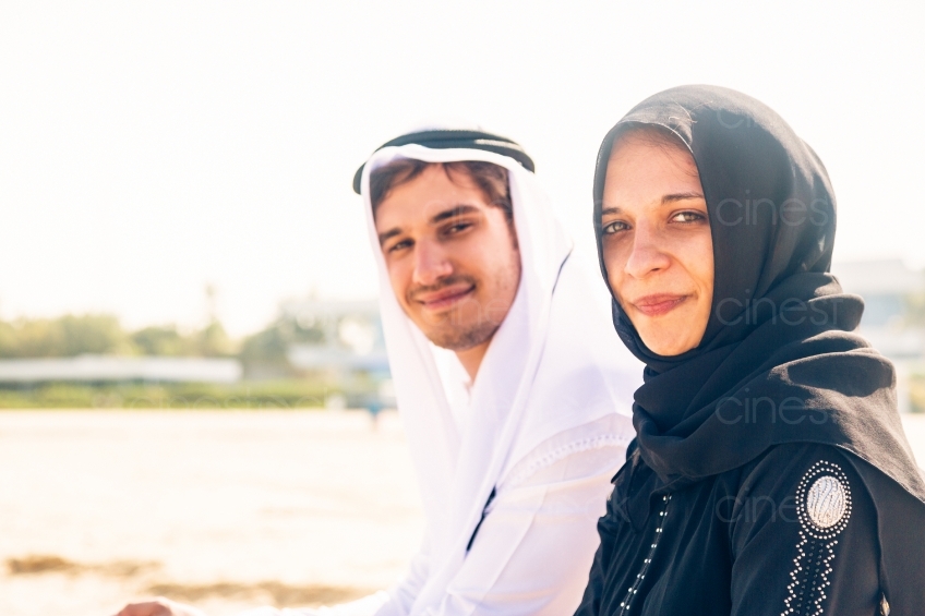 Scheich und Muslima lächeln in Kamera 20140313-3690 