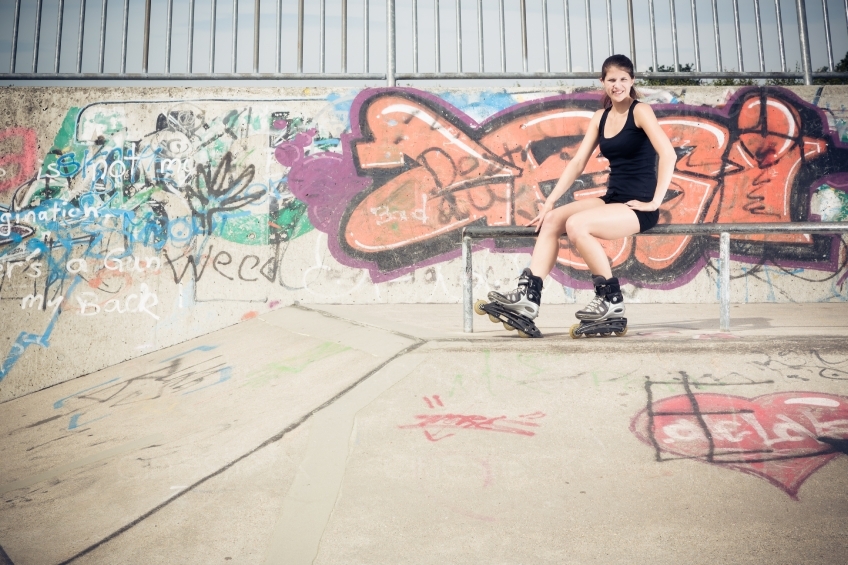Skaterin in vor Graffiti in Skatepark 20120624-53