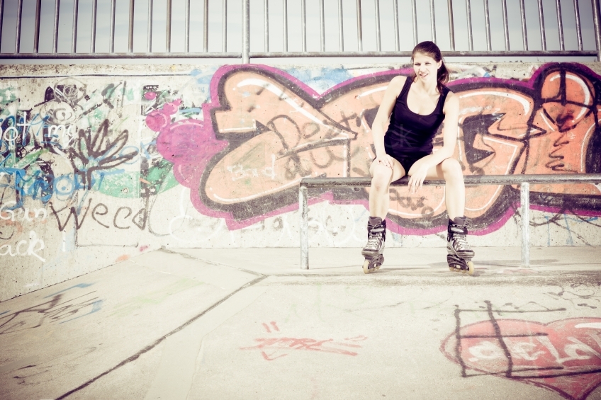 Skaterin vor Graffitiwand 20120624-56 