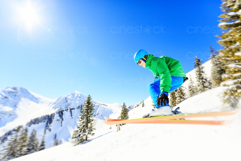 Skifahrer beim Sprung 20130316
