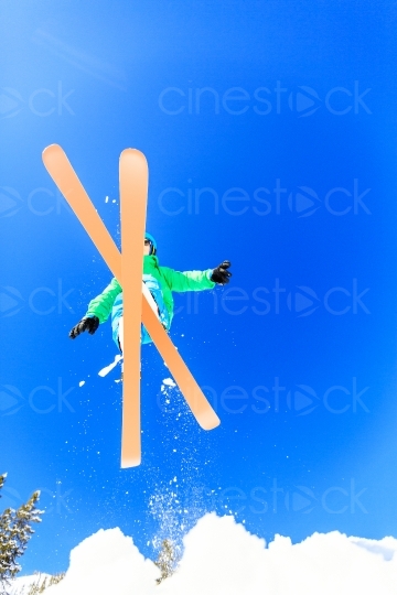 Skifahrer beim Sprung 20130316