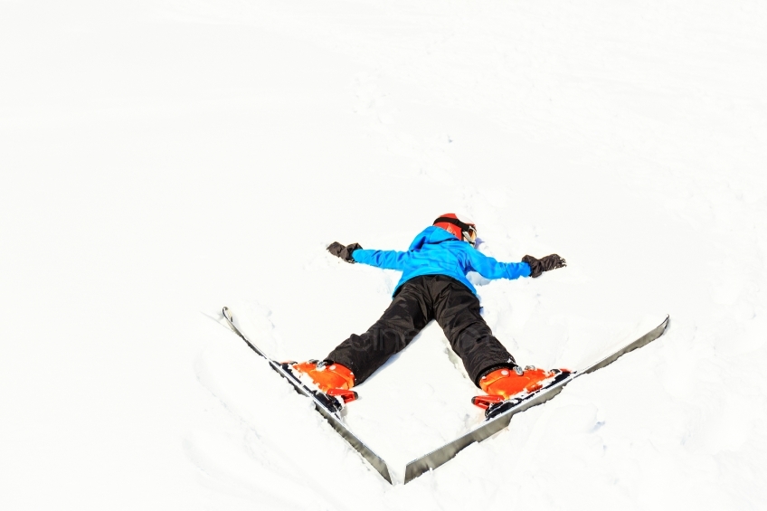 Skifahrer liegt im Schnee 20130316