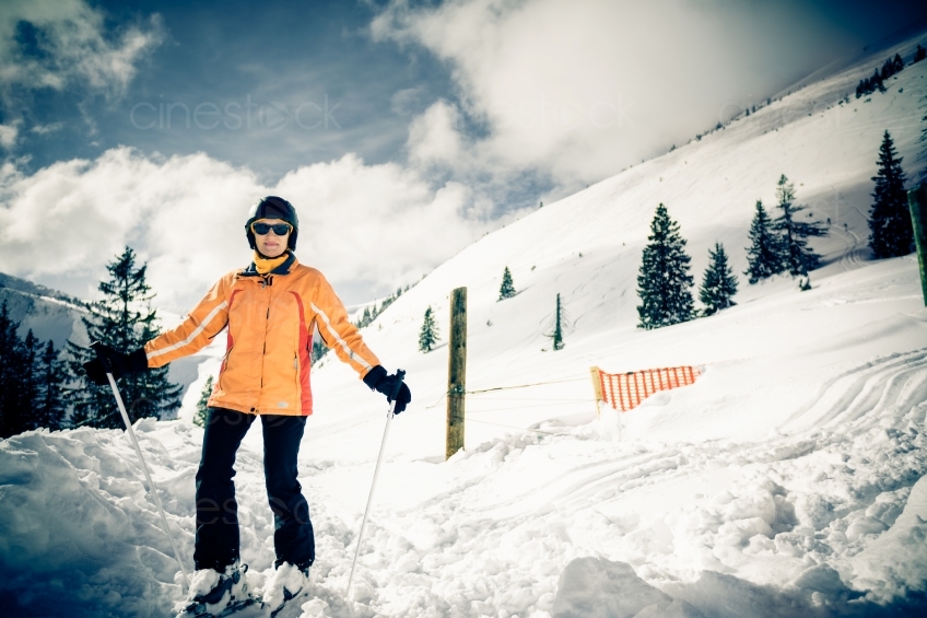 Skifahrer steht im Schnee 20130217