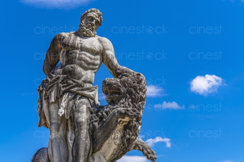 statue-of-hercules-2531191