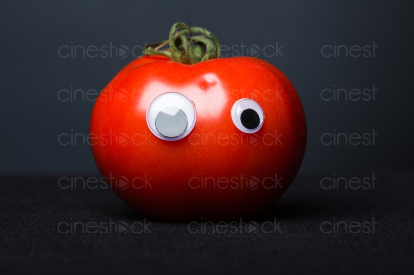Tomate mit Augen vor schwarzem Hintergrund 20130110