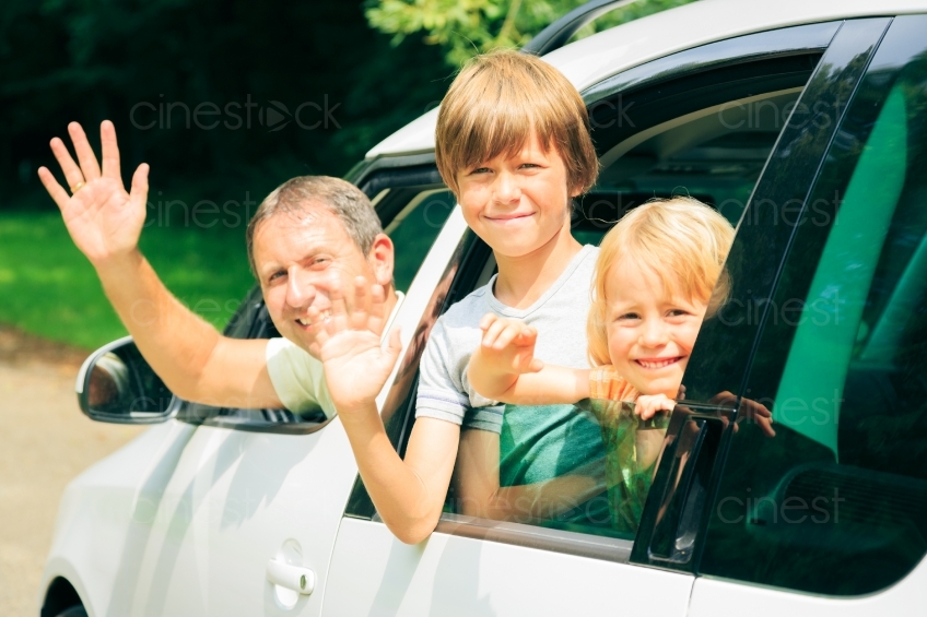Vater und Kinder winken aus Auto 20120810-886