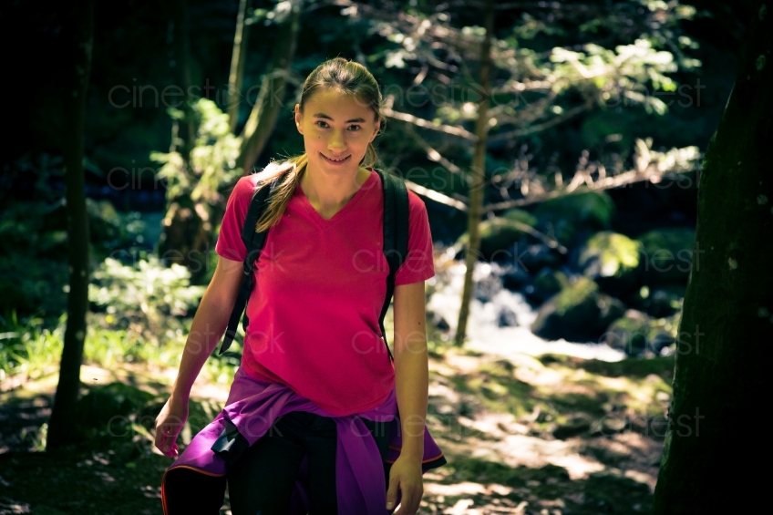Wandernde Frau im Fokus vor Wald 20140717-0147