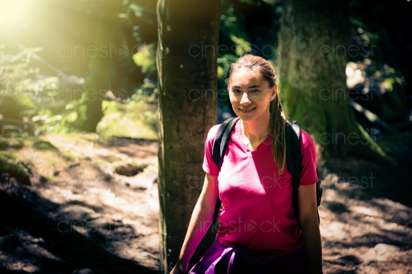 Wandernde Frau im Halbprofil vor Bäumen 20140717-0124
