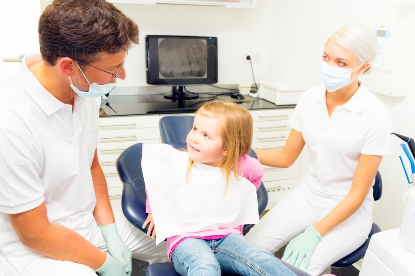 Zahnarzt erklärt dem Kind die Zähne 20120505_0451