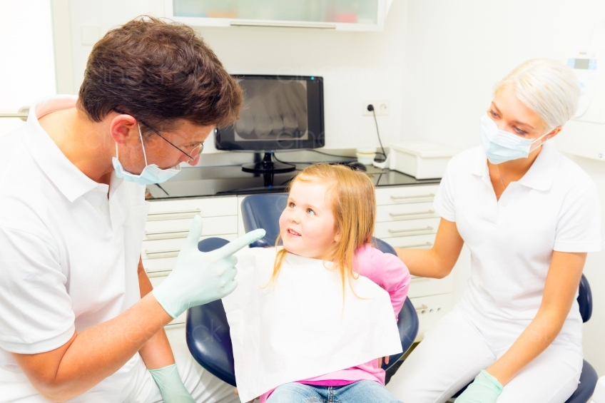 Zahnarzt erklärt dem Kind die Zähne 20120505_0453 