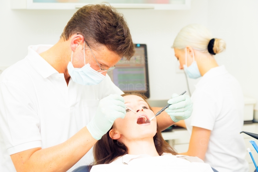 Zahnarzt untersucht Patientin  20120505_0054 