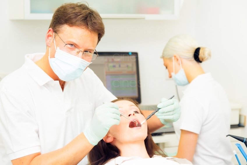 Zahnarzt untersucht Patientin  20120505_0055 