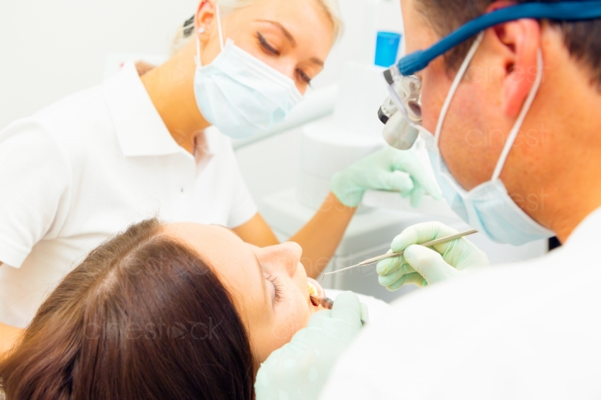 Zahnarzt untersucht Patientin  20120505_0168 