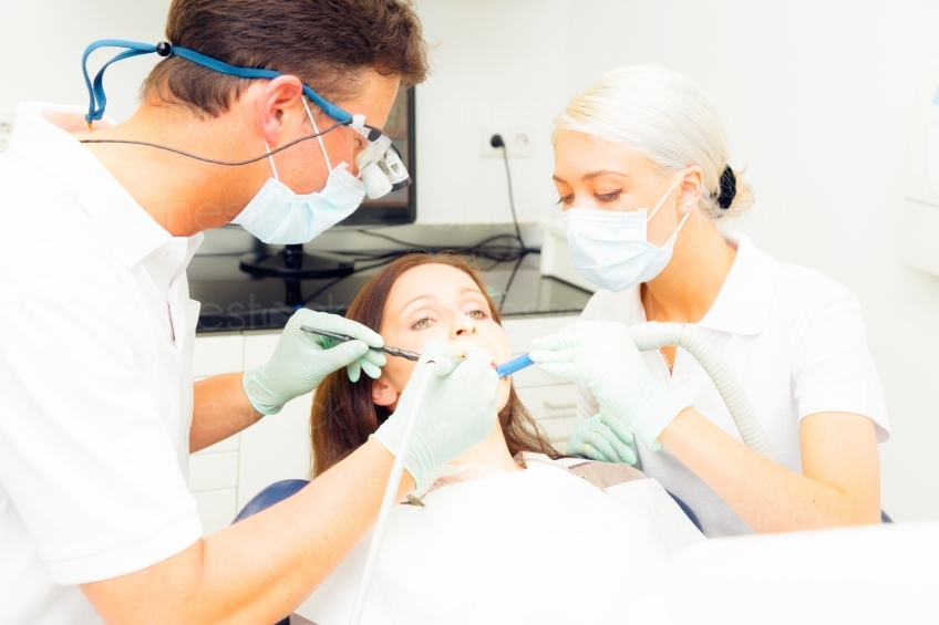 Zahnarzt untersucht Patientin  20120505_0187