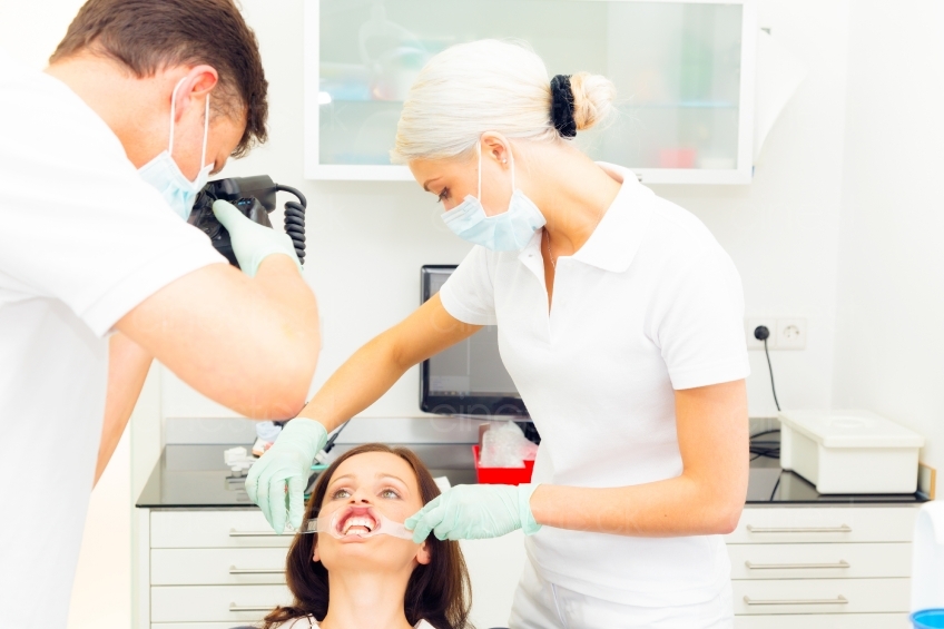 Zahnarzt untersucht Patientin  20120505_0242 