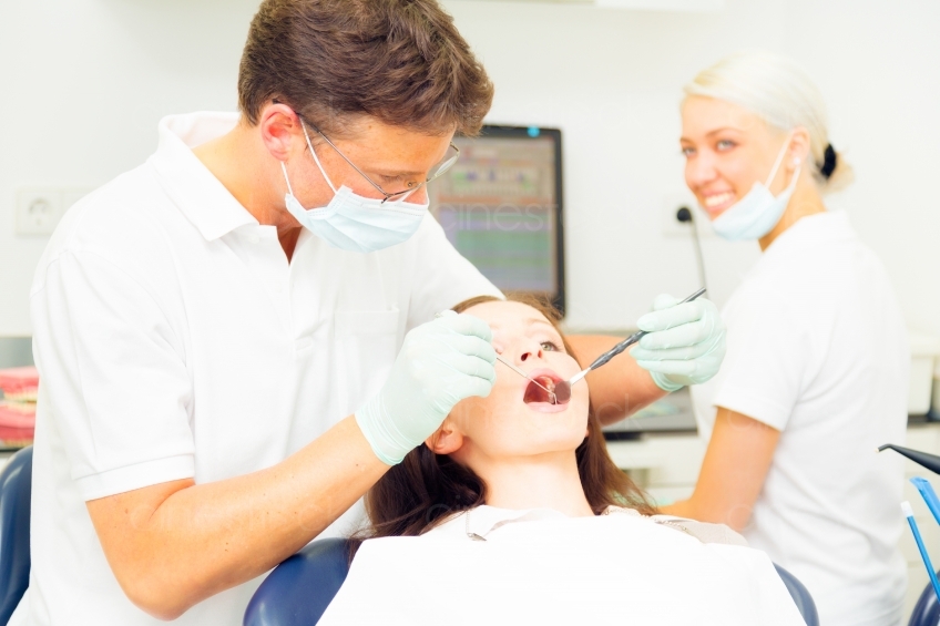 Zahnarzt untersucht Patientin 20120505_0048 
