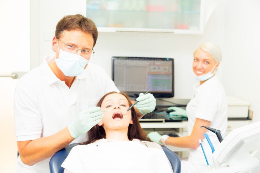 Zahnarzt untersucht Patientin 20120505_0069 