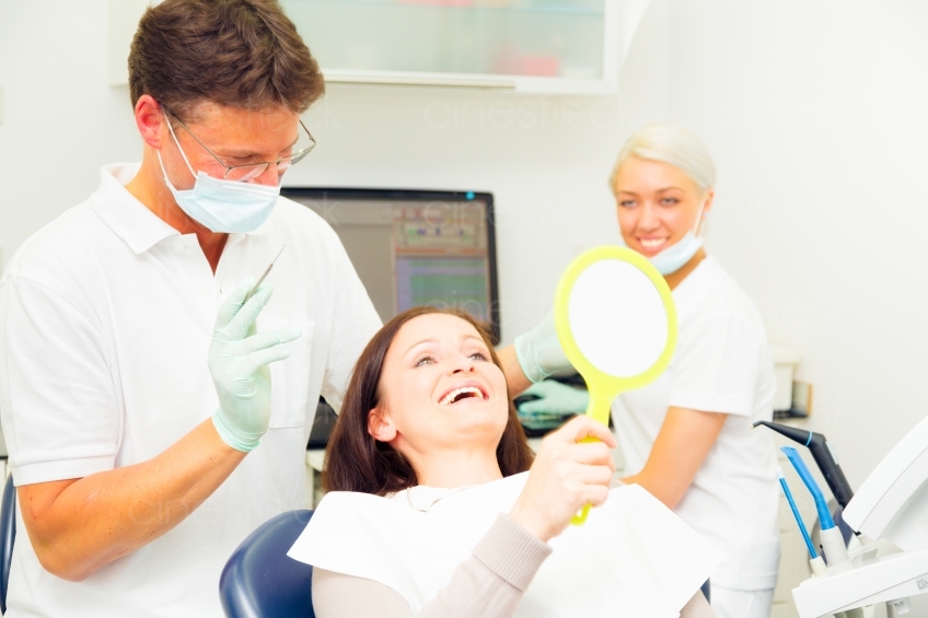 Zahnarzt untersucht Patientin 20120505_0077 