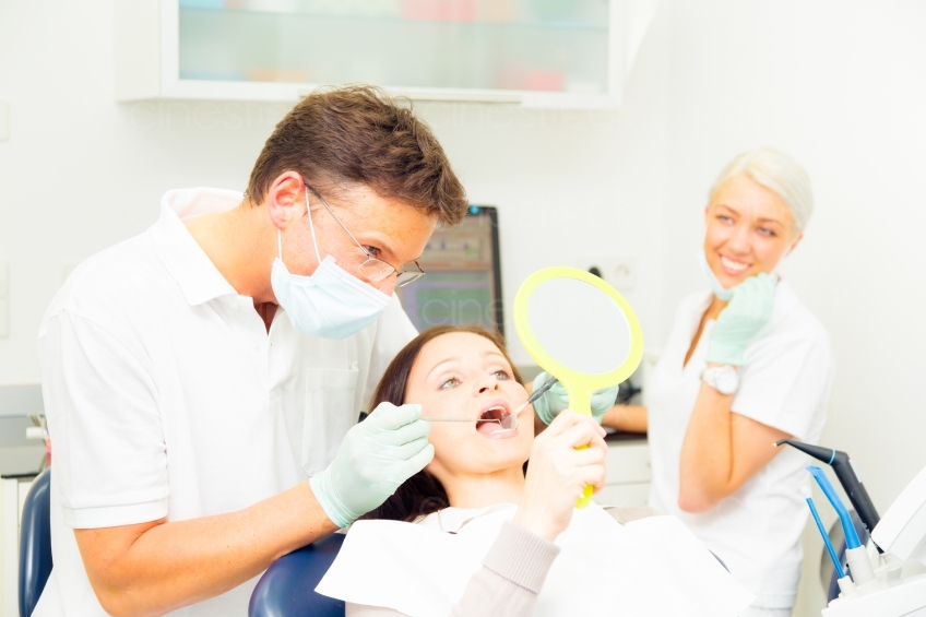 Zahnarzt untersucht Patientin 20120505_0080