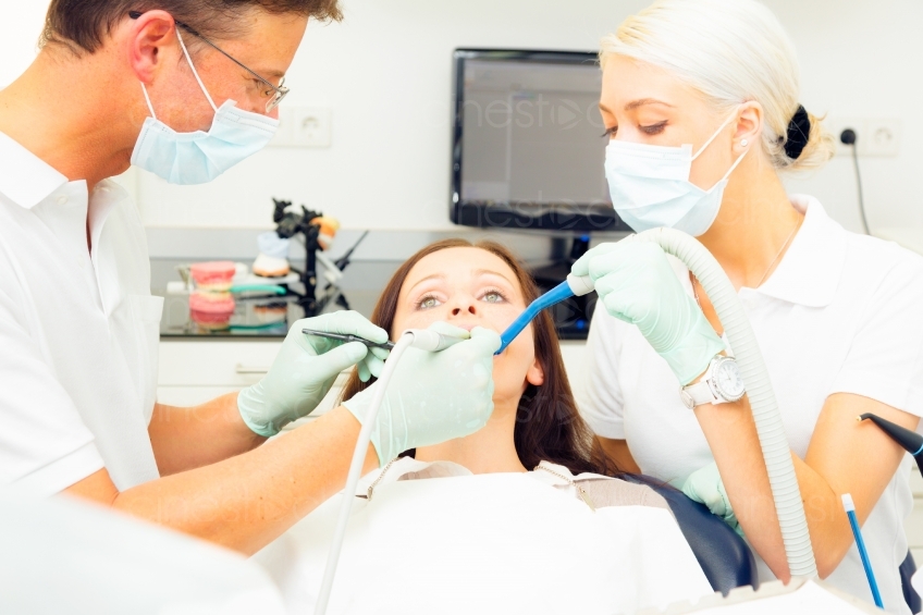 Zahnarzt untersucht Patientin 20120505_0093 