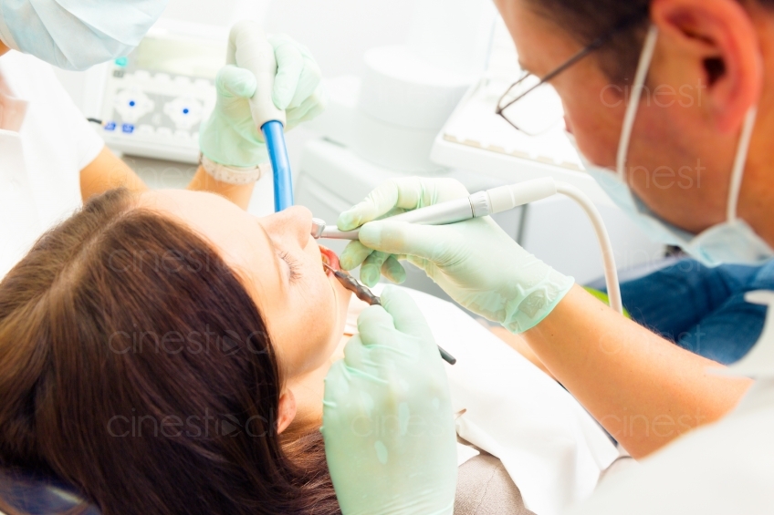 Zahnarzt untersucht Patientin 20120505_0101 