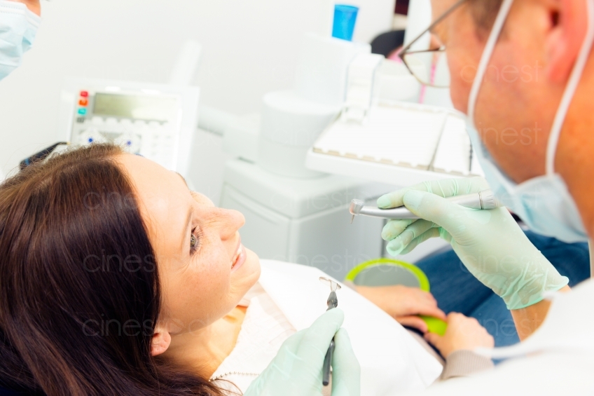 Zahnarzt untersucht Patientin 20120505_0106 