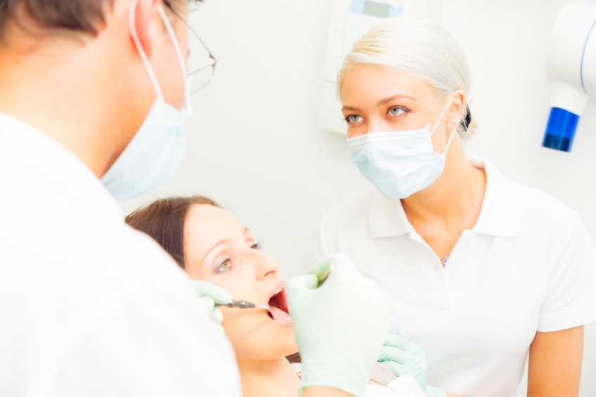 Zahnarzt untersucht Patientin 20120505_0132 