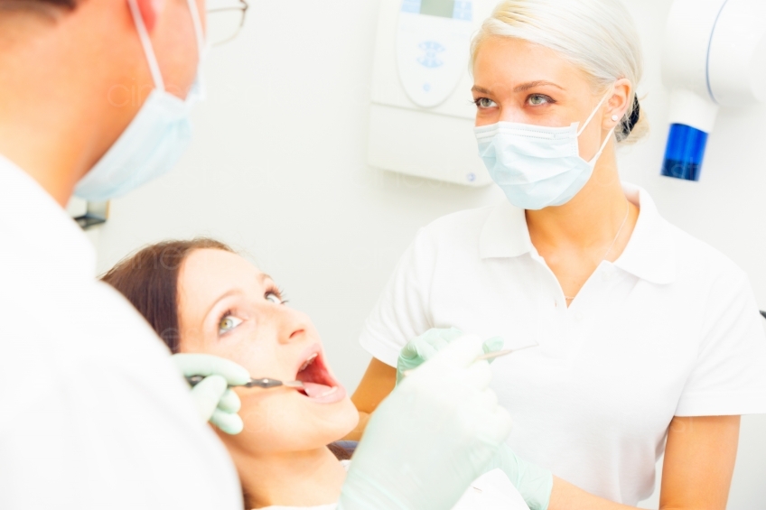 Zahnarzt untersucht Patientin 20120505_0139